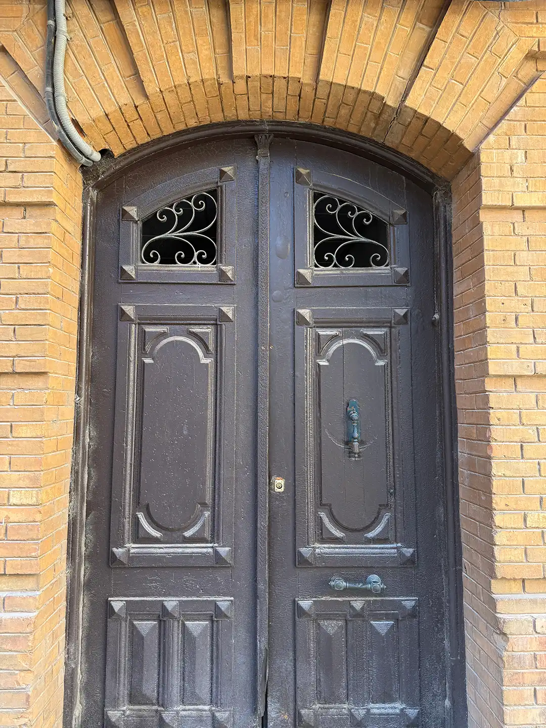 Puerta de madera histórica en la entrada del edificio de Plaza Joaquín Costa 16, Calatayud