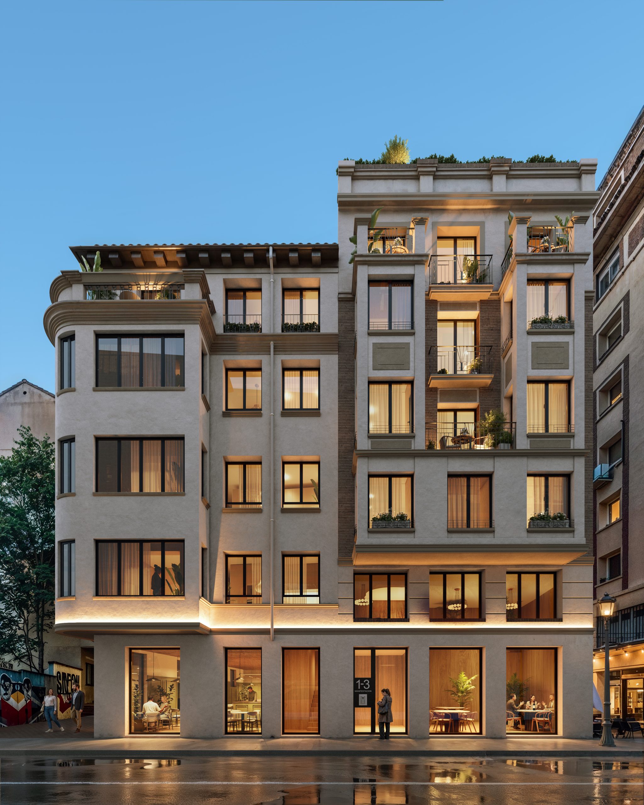 Fachada rehabilitada del edificio residencial de Calle Manifestación 1-3 al atardecer, con mirador curvo, en el casco histórico de Zaragoza