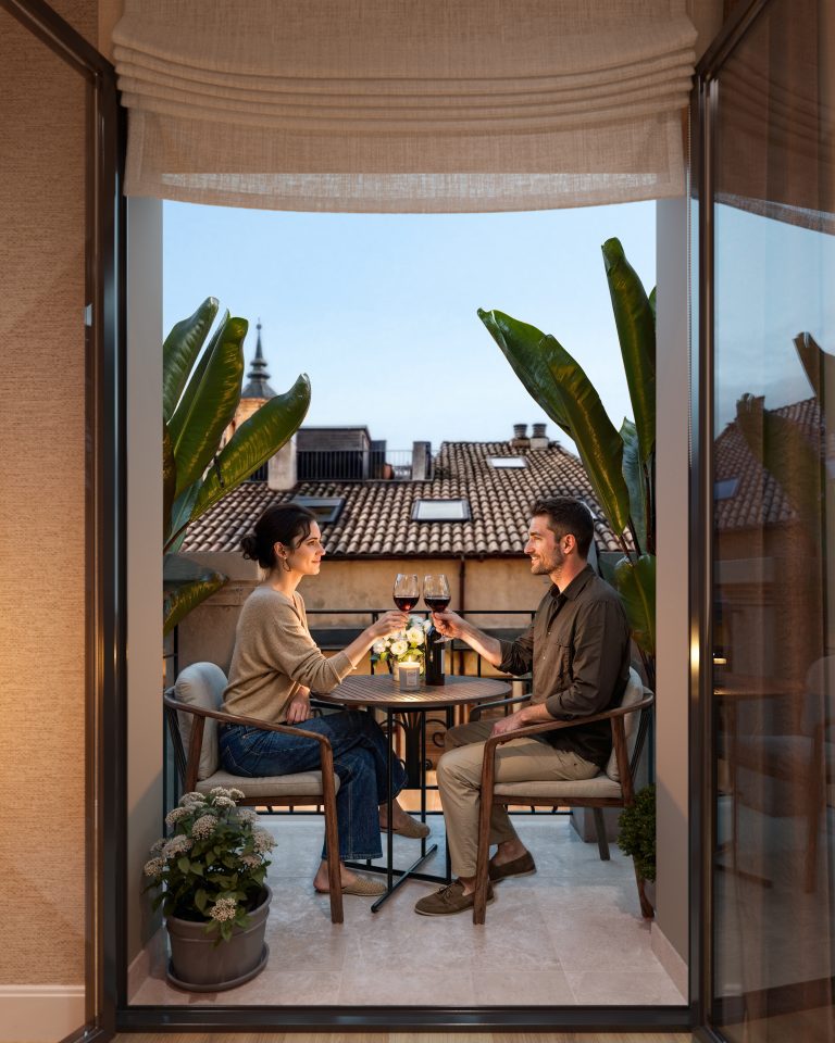 Terraza de un ático con vistas a los tejados del casco histórico de Zaragoza, vista desde el interior de la vivienda en Calle Manifestación 1-3