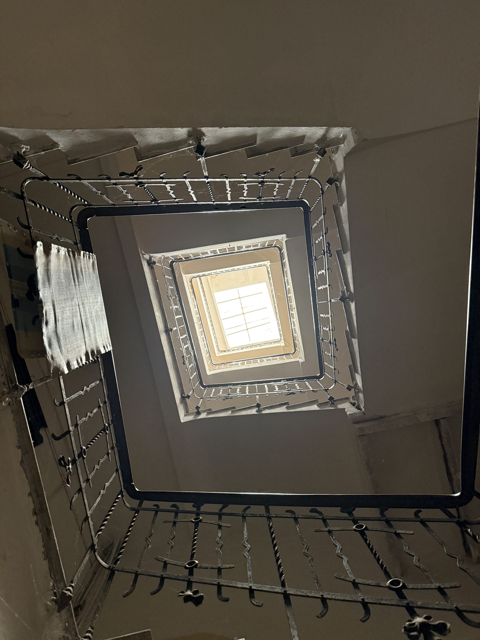 Hueco de escalera histórico con lucernario en el edificio de Plaza Joaquín Costa 16, Calatayud