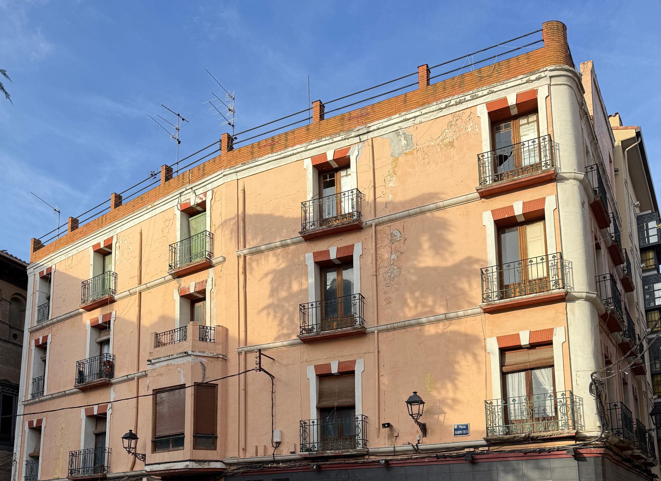 Fachada histórica con balcones del edificio de Plaza Joaquín Costa 16, en el centro de Calatayud
