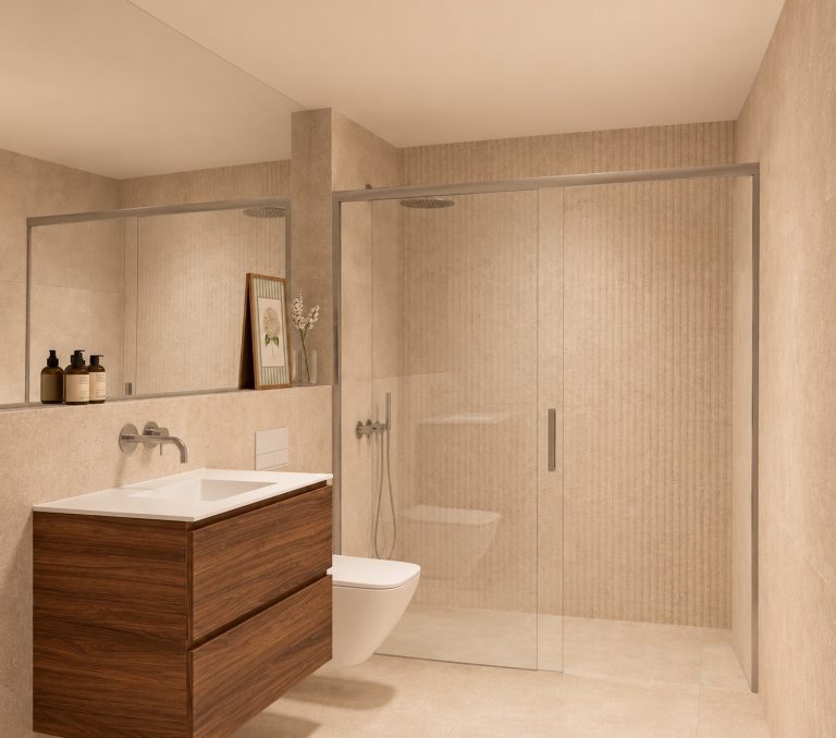 Baño principal con mueble suspendido de madera, ducha con mampara e inodoro suspendido de la Vivienda A en Plaza Joaquín Costa 16, Calatayud